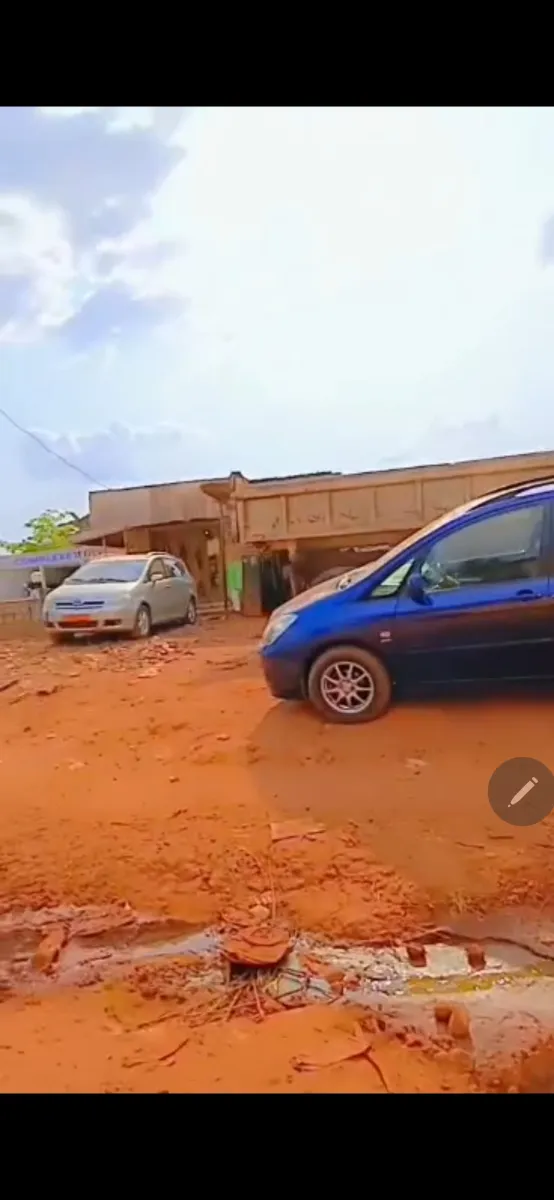 Terrain titré a vendre a Yaoundé quartier AWAE bordure du goudron Lea Group Sarl Cameroun