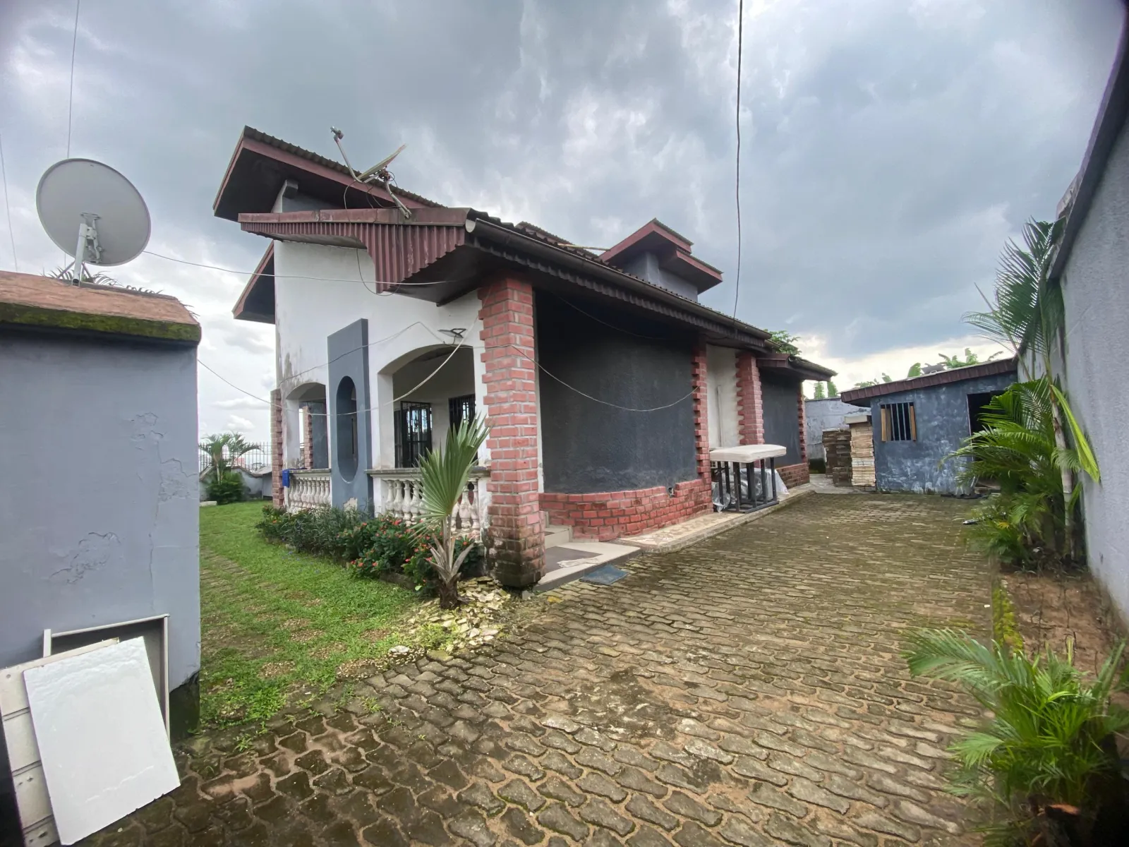 Duplex 05 chambres Ndogbong bordure route habitation ou bureau Lea Group Sarl Cameroun