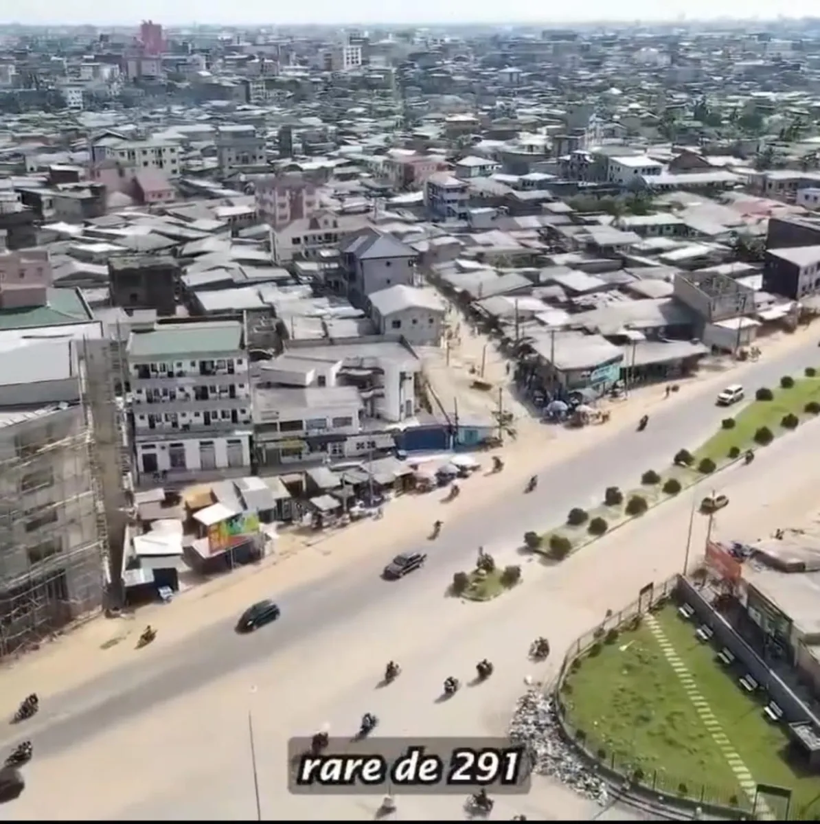 terrain commercial titre a vendre en pleine boulevard de bonamoussadi superficie de 291 m² Lea Group Sarl Cameroun