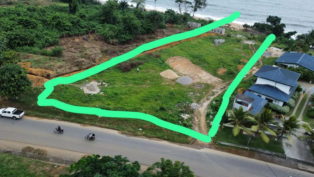 Terrain titré à vendre à kribi coeur de ville bordure goudron et mer Lea Group Sarl Cameroun