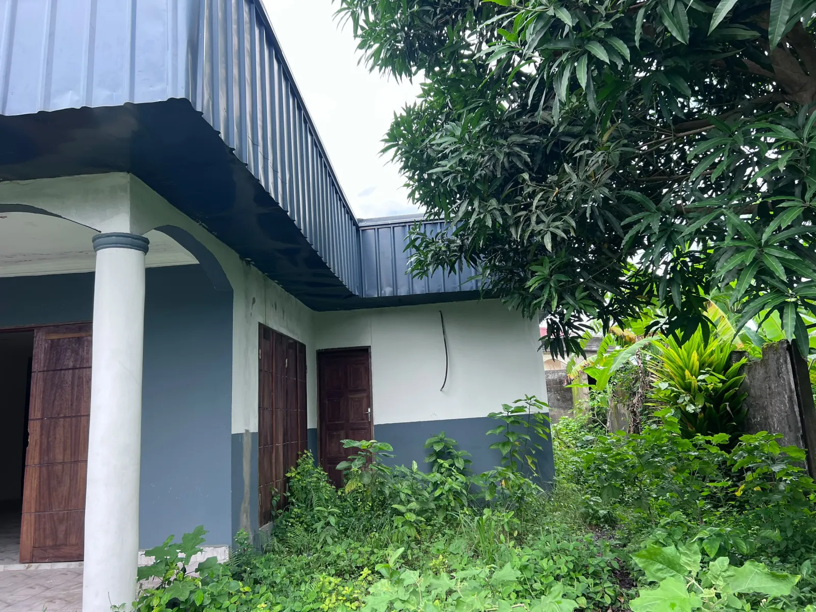 SUPERBE VILLA NEUVE JAMAIS HABITEE ANCIENNE ROUTE BONABERI au Cameroun