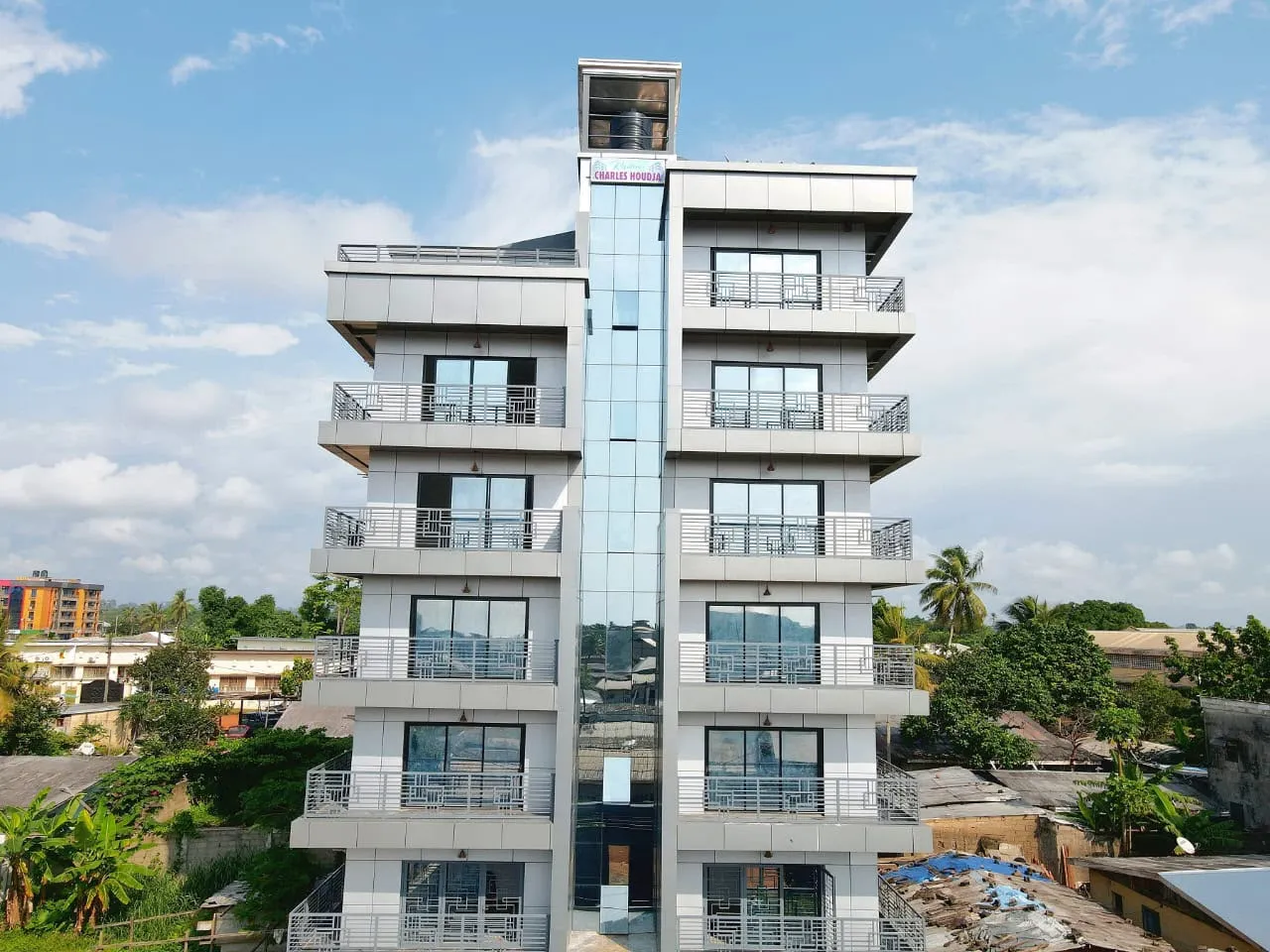 UN MAGNIFIQUE IMMEUBLE A LOUER  📍QUARTIER #NEWTON, #KRIBI à 10 minutes de la Plage  — Léa Group au Cameroun