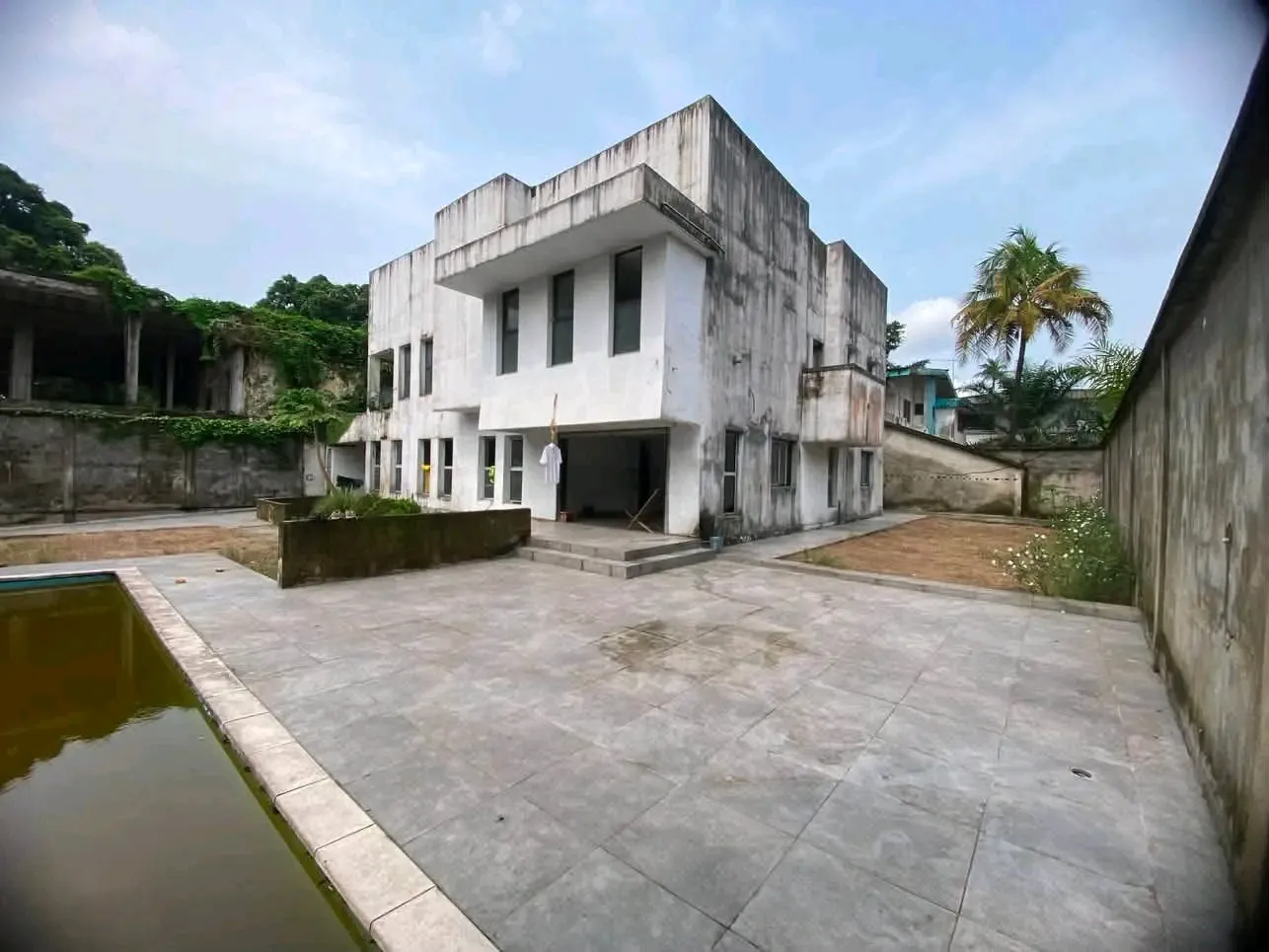 GRAND DUPLEX 08 PIÈCES A LOUER  📍QUARTIER #BONAPRISO EXCLUSIVEMENT BUREAU au Cameroun