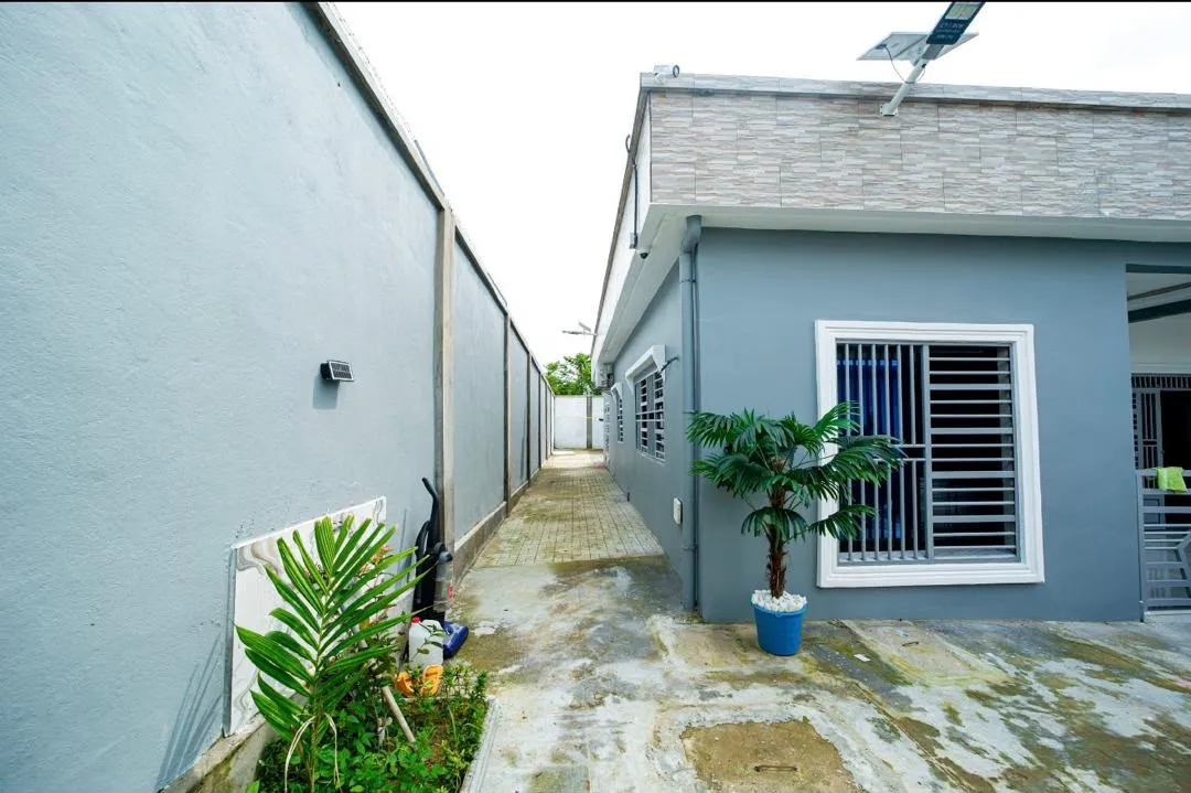 Villa haut standing à vendre nouvellement construit à douala quartier lendi  — Léa Group au Cameroun