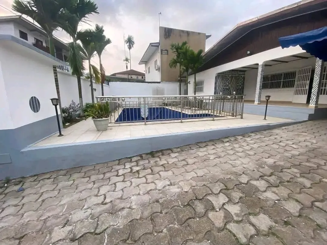 Vaste Villa à louer en pleine cœur de Bonapriso avec piscine  — Léa Group au Cameroun