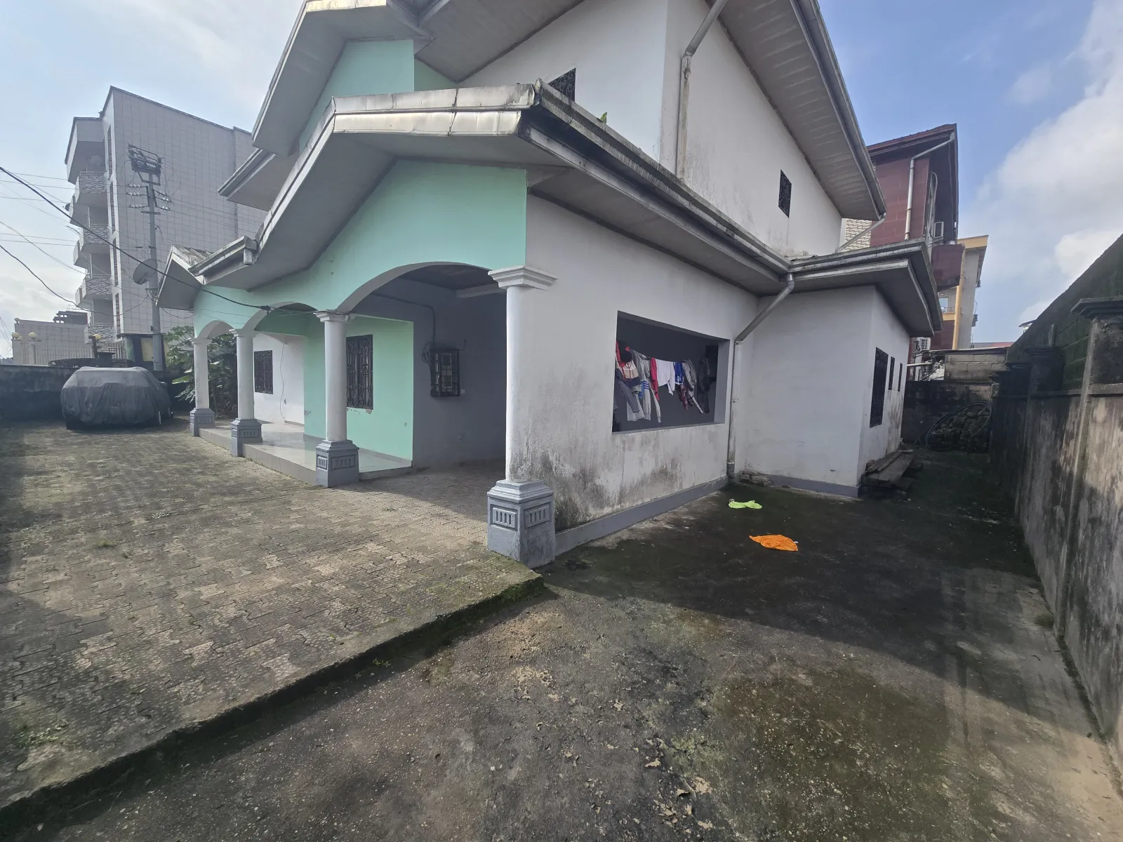 Duplex a louer commercial et résidentiel situé a Bonamoussadi bordure su goudron. Avec parking de 6 véhicules,  compteur prépayé, forage. au Cameroun