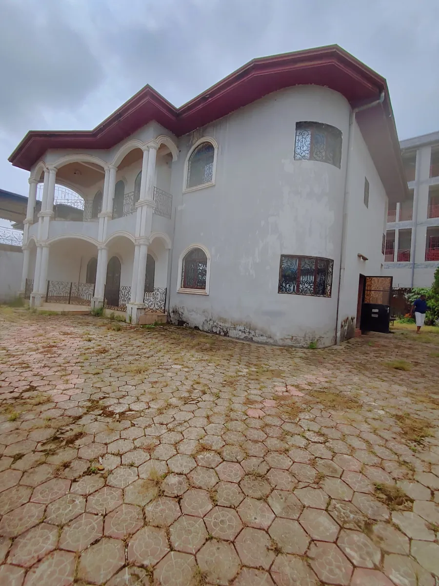 Duplex haut standing à louer pour habitation ou bureau a yassa nkolbong face Neptune a 50m du goudron.      — Léa Group au Cameroun