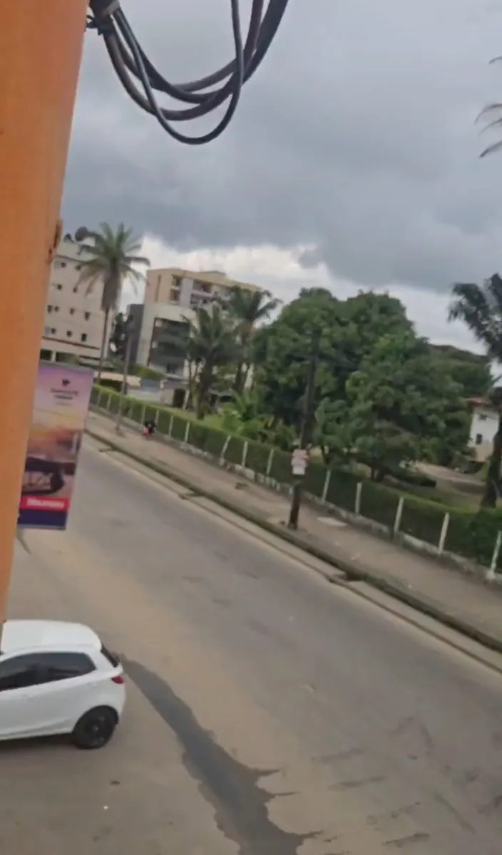 Terrain titré commercial à vendre Bonapriso en face goodiss — Léa Group au Cameroun