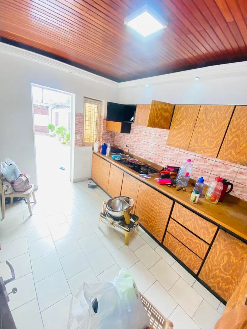 DUPLEX haut standing 4 CHAMBRES 3 DOUCHES 2 SALONS Bonamoussadi Denver — Léa Group au Cameroun
